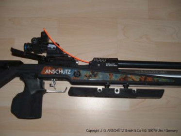 Gewehr mit Sicherheitsschnur an Lademulde